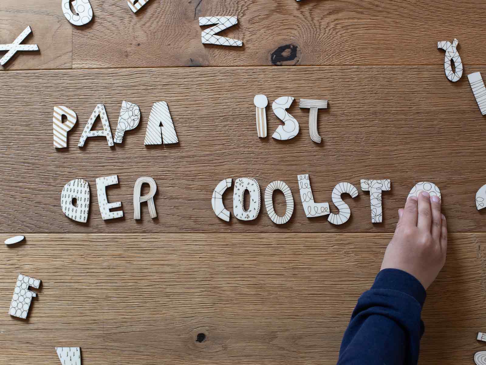 Papa ist der Coolste mit ABC Holzbuchstaben von Halfbird gelegt