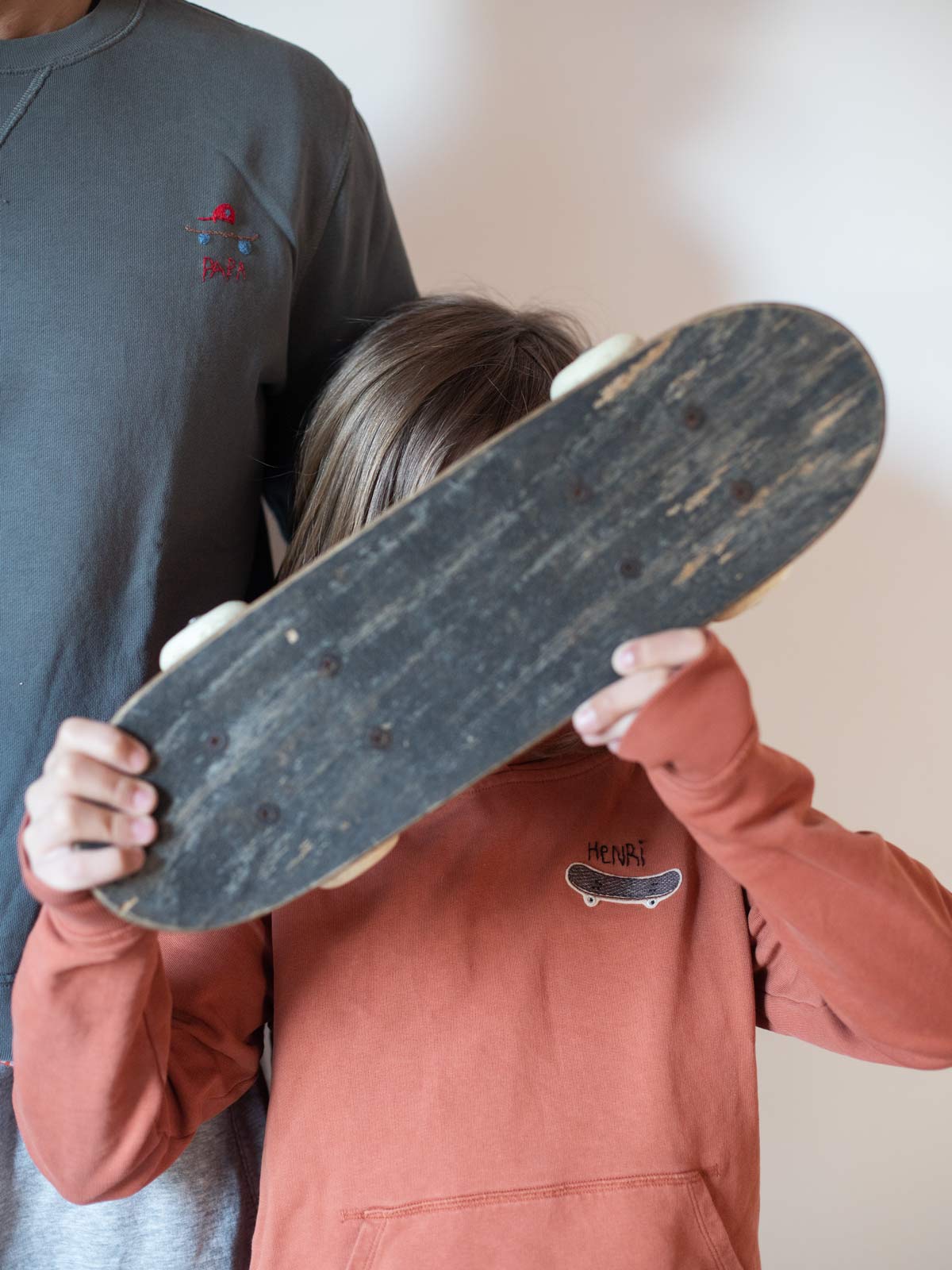 Papa und Sohn mit bestickten Shirts mit Skateboard Motiv von Halfbird