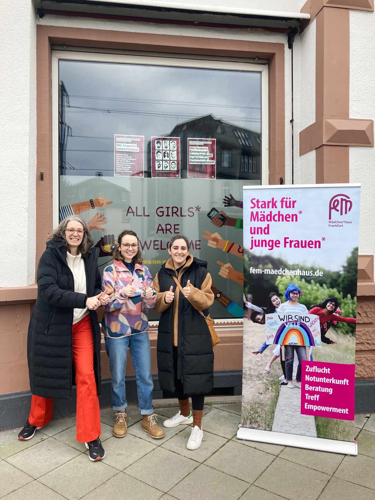 Mona von Halfbird und Frau Kreja vor dem FeM Mädchenhaus in Frankfurt