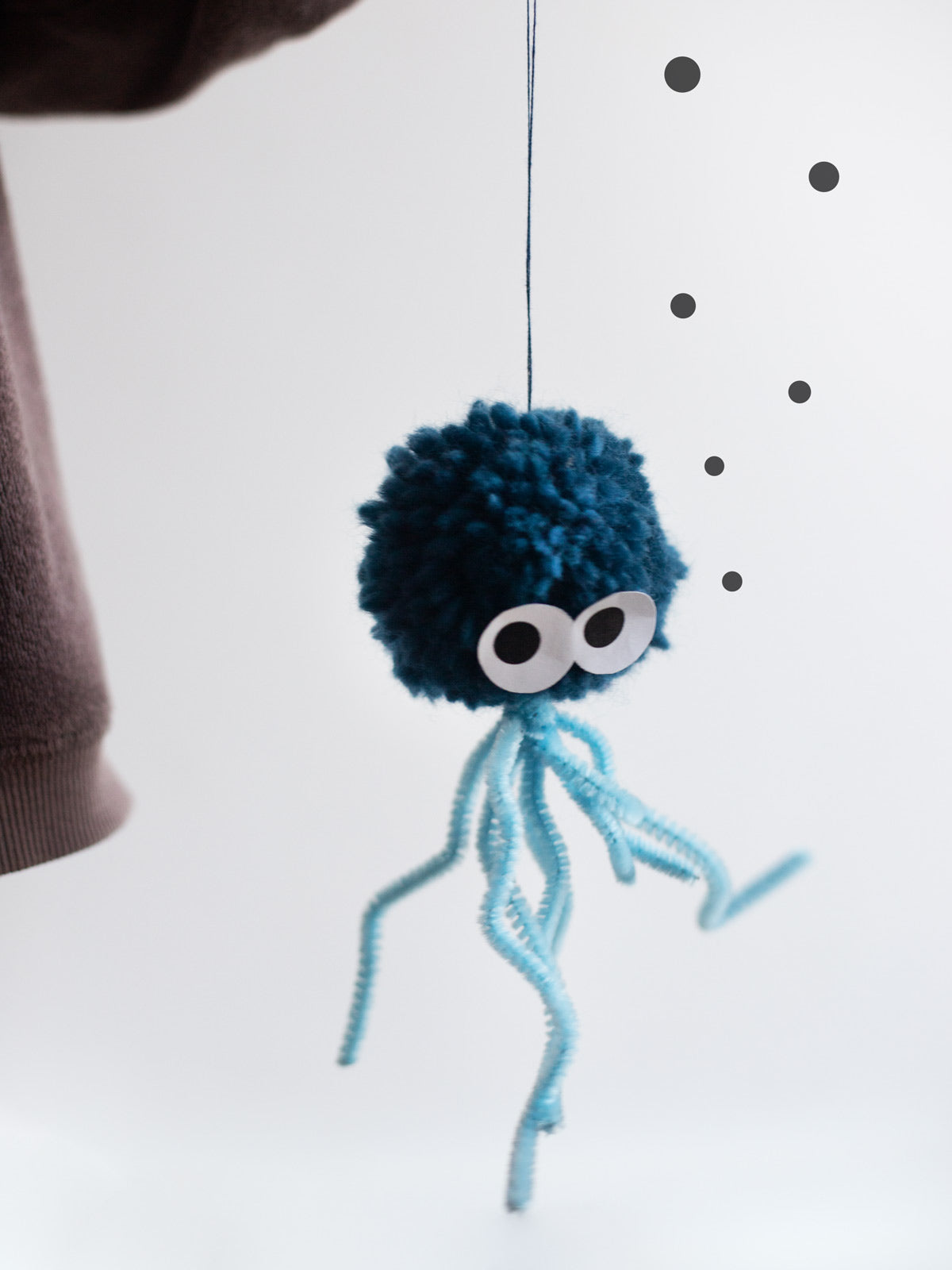 Halfbird DIY mit Freebie Pom Pom-Qualle mit Klebeaugen