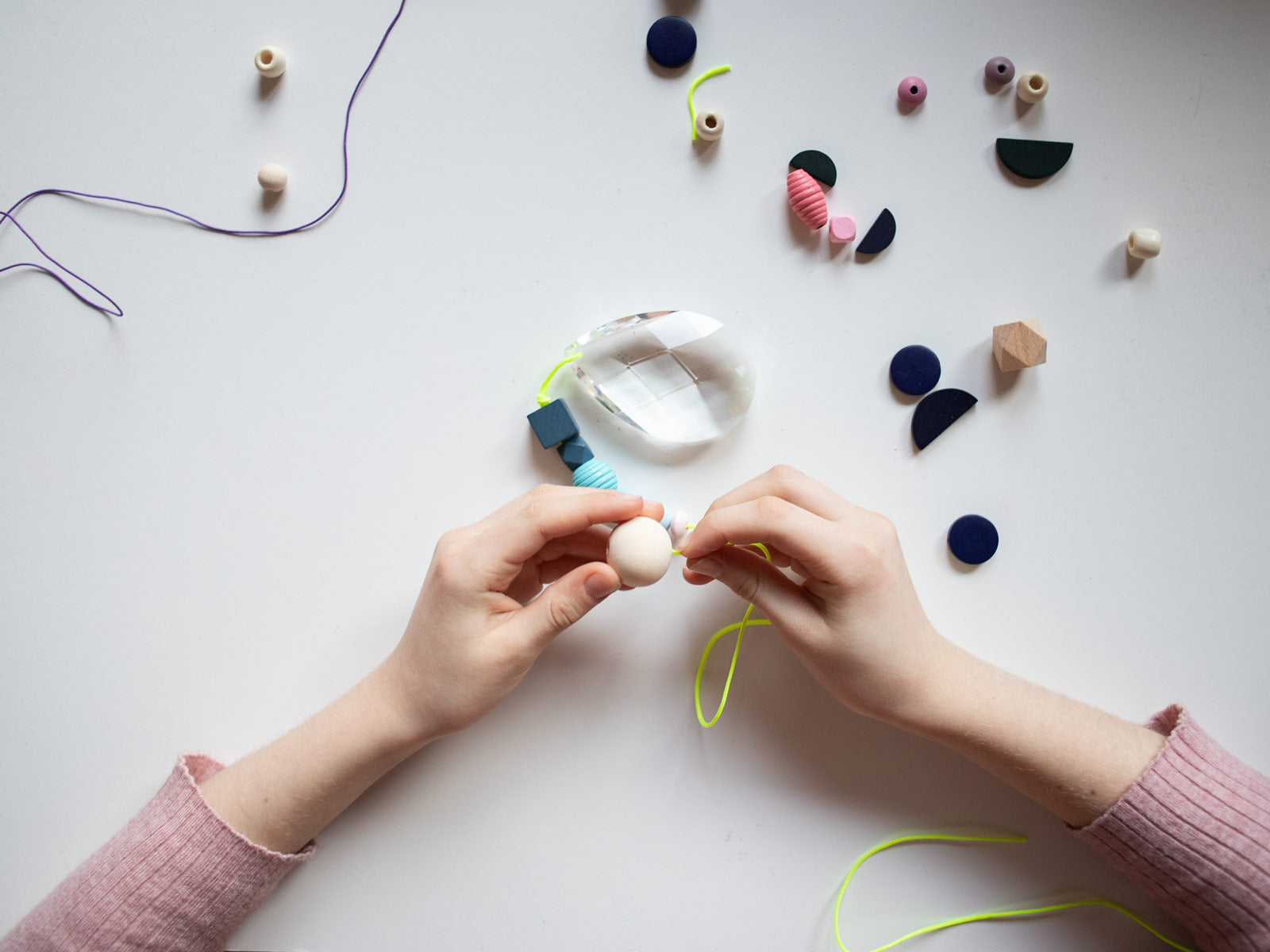 Halfbird Suncatcher DIY Kind fädelt Kristalle und Perlen auf