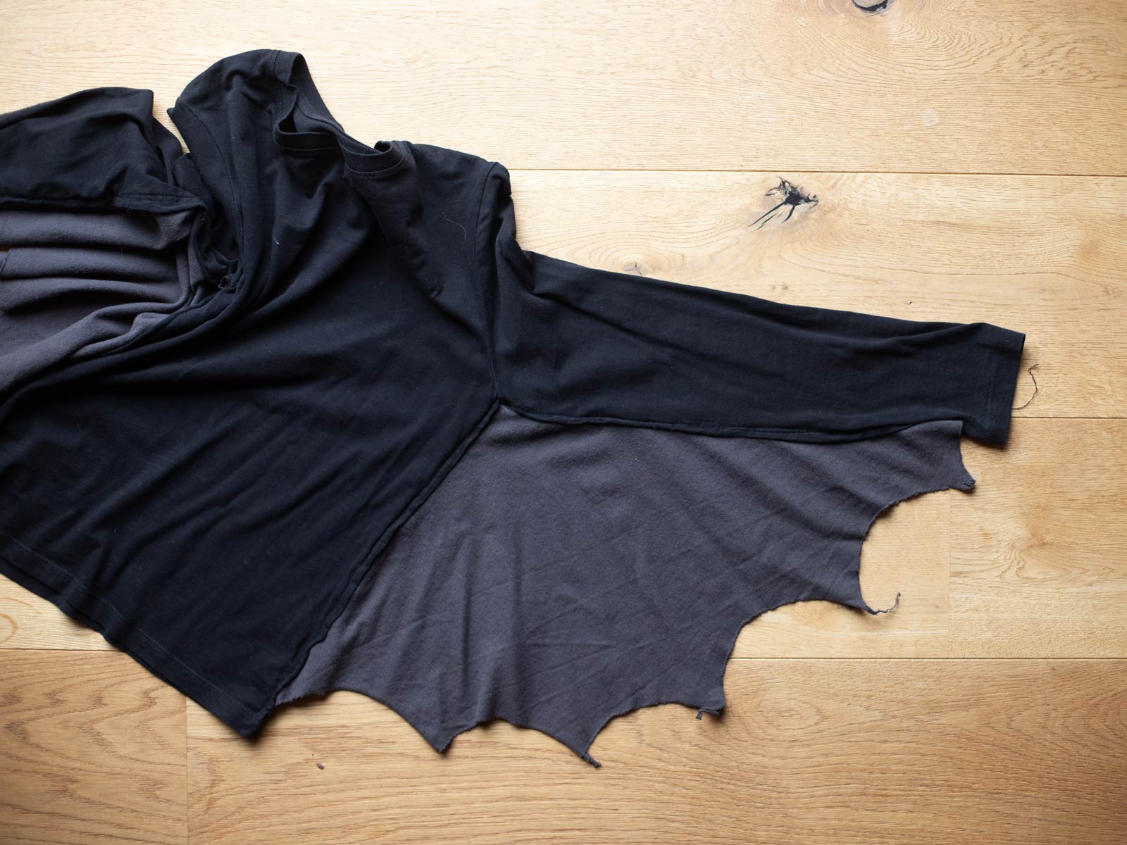 Fledermaus DIY von Halfbird schwarzes Shirt mit Flügeln aus Jersey