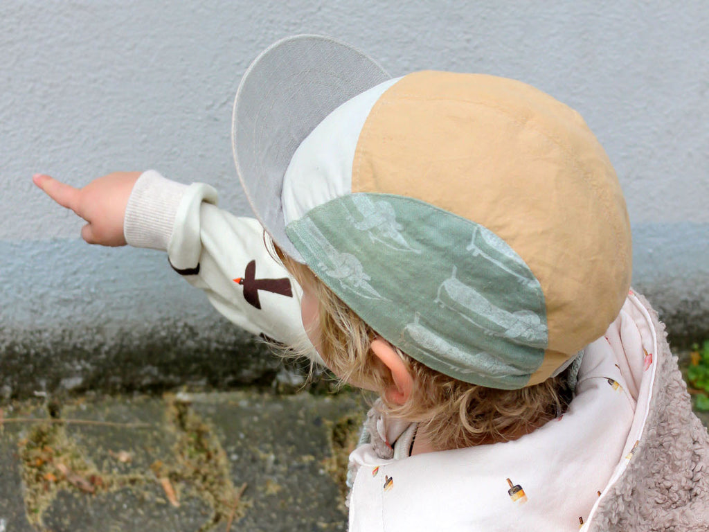 Kindermütze mit Kappe und coolem Print