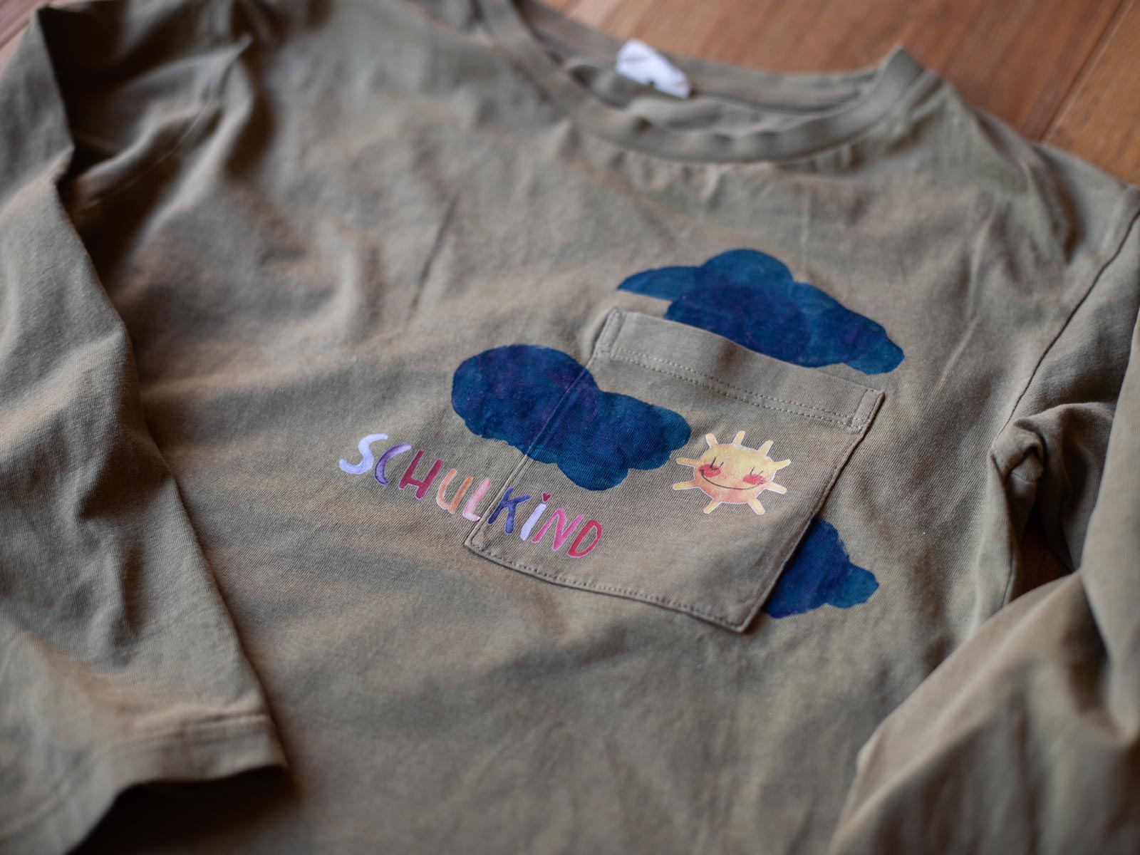 Shirt mit Wolken-Kartoffeldruck und Schulkind-Bügelbild von Halfbird