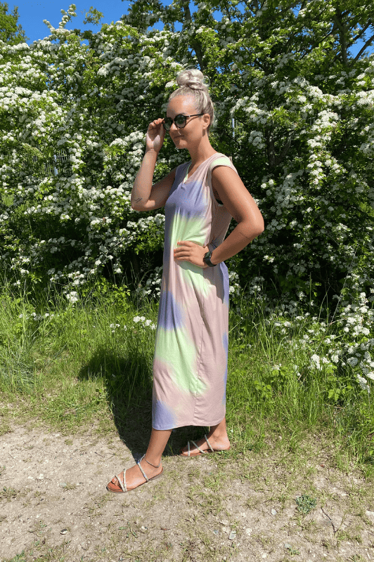 LUXZUZ Lolana Dress | Sommerkjole i batikprint med neonfarver Kiwi & sand