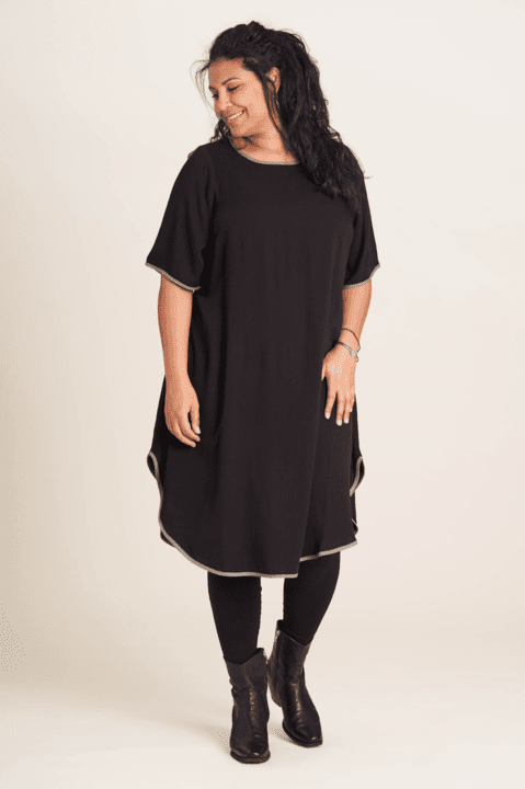 lærling vejr at klemme Studio Lydia Dress | Plus size | Sort kjole med kontrast bånd i cool khaki