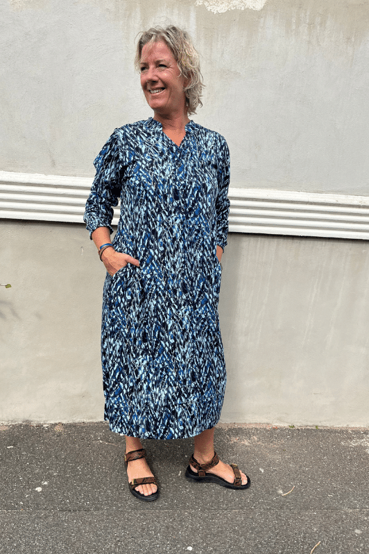 Tåget depositum Banyan Ofelia Christel dress | Lang kjole | Grafisk print i blå nuancer |  Dresslab.dk