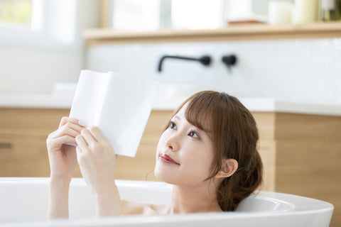 お風呂で読書する女性