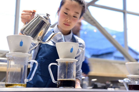 Kobieta z Japonii parząca kawę