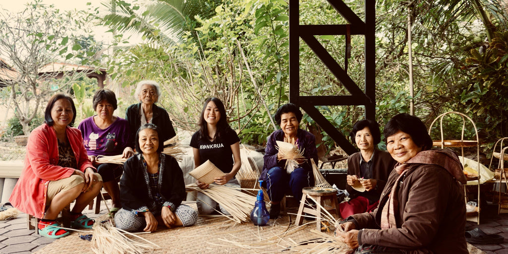 konkrua-charity-viele-senioren-flechten-bambusboxen
