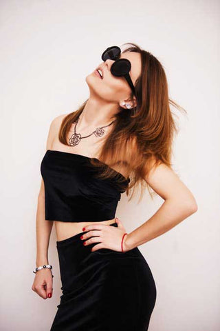 accessories-attractive-beautiful-woman-frau-sonnenbrille-rock-sexy-genervt-haarausfall-kaschieren