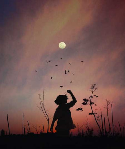 art-backlit-dark-dancing-kid-child-moon-sunset-evening-tribal-shadow-mondkalender-haare-schneiden