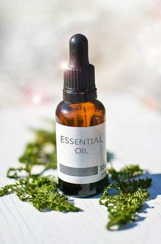 essential-oils-flasche-teebaumoel-hausmittel-gegen-schuppen-fettig-antibakteriell