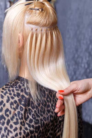 frau-blond-langes-haar-keratin-bonding-extensions-friseur-haarausfall-haarverdichtung