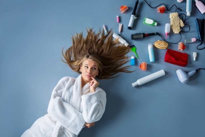 frau-lange-haare-haarpflege-produkte-hinter-ihr