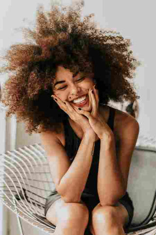 guilherme-almeida-afro-american-girl-dark-hair-natural-protective-hairstyle-laugh-smile