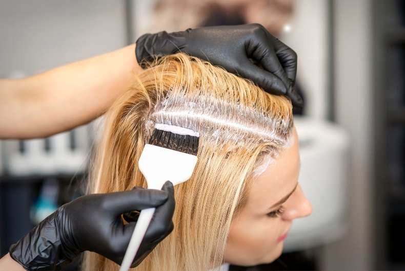 haaransatz-ansatz-kontur-frau-lange-haare-blond-haarefärben-pinsel