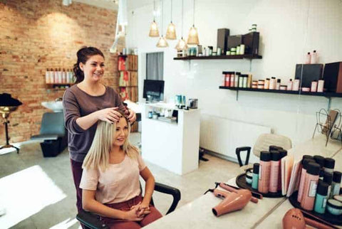 haaransatz-ansatz-kontur-frau-lange-haare-friseur-hinter-ihr-beratung