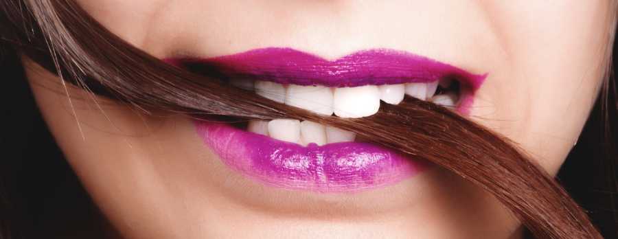 lila-violette-lippen-mund-weisse-zaehne-haare-haarstraehne-beissen