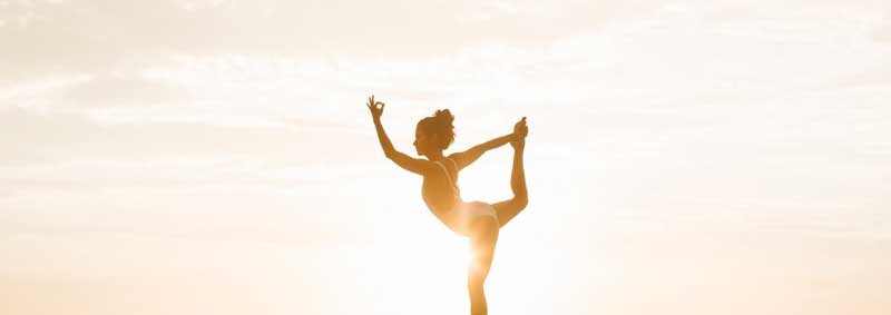 photo-of-woman-posing-during-golden-hour-sun-yoga-pilates-meditation-sport-training-haarausfall-stoppen