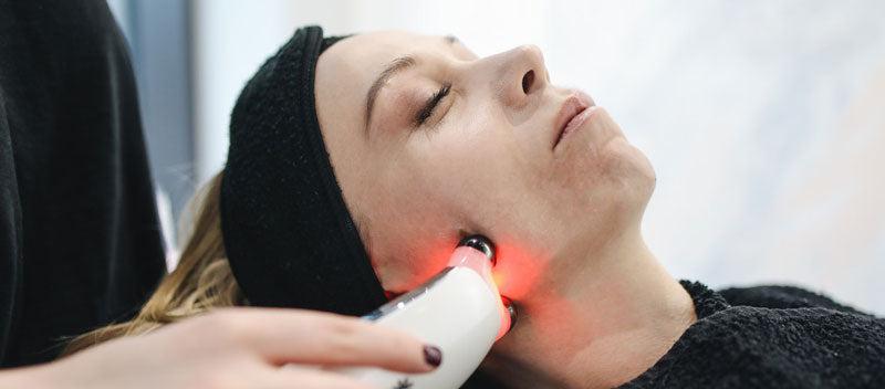 woman-having-facial-care-laser-dauerhafte-haarentfernung