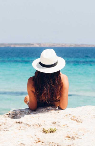 woman-lying-on-white-sand-beach-sea-holiday-haarbruch-haare-brechen-ab-nach-urlaub