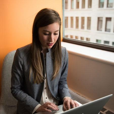 frau-arbeit-stress-ueberforderung-haarausfall-ursachen