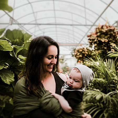 frau-kind-baby-gruen-natur-lachen-familie-haarausfall-nach-der-schwangerschaft