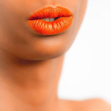frau-lippen-orange-hals-schilddruese-haarausfall-ursachen