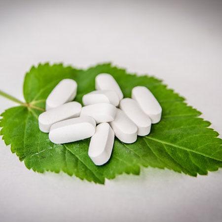 medikamente-gegen-haarausfall-blatt-tabletten-pillen-neutral-gesund