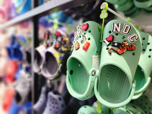 How to put Jibbitz™ Charms on Crocs shoes