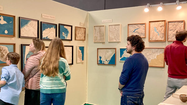 Visitors admiring the BOILISÉ paintings