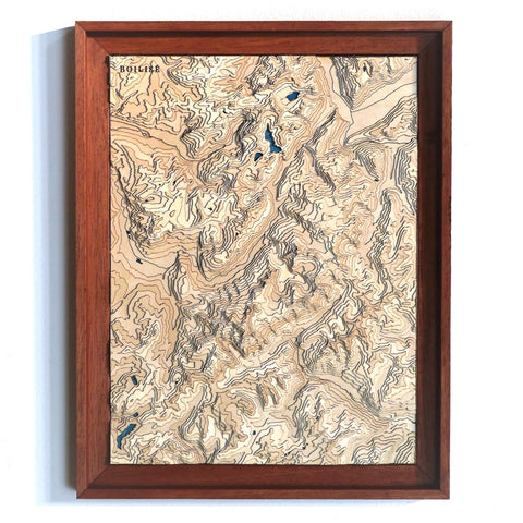 Carte topographique de la vallée de Chamonix encadrée dans une caisse américaine brune