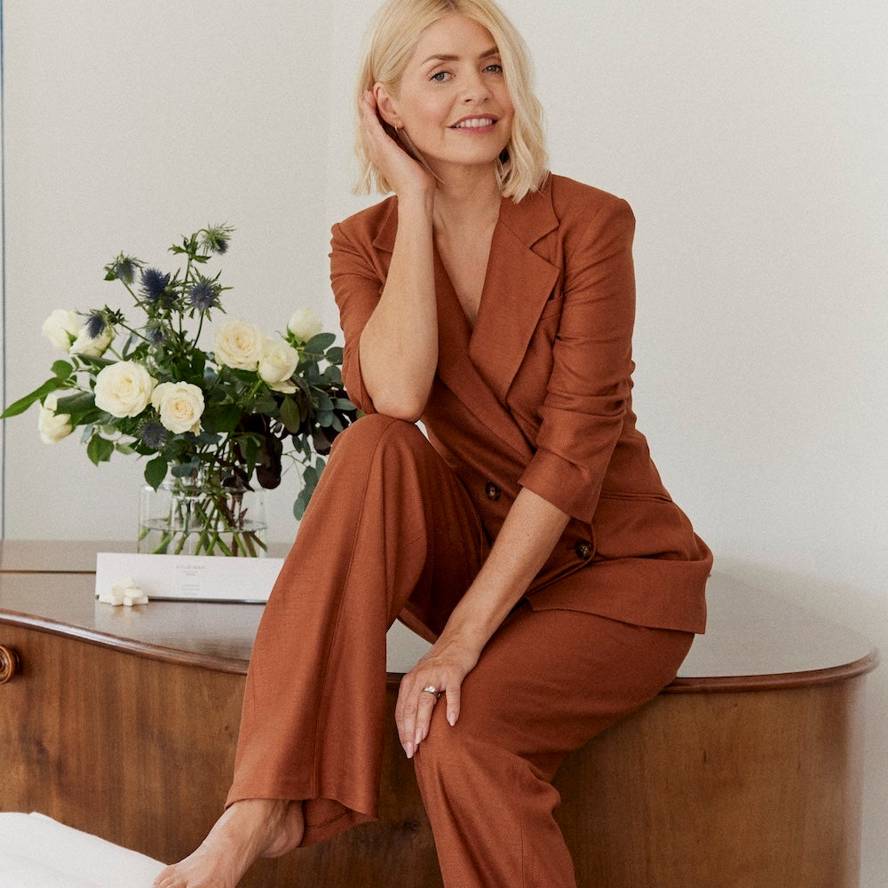 holly willooughbyb in brown tailored suit.jpeg__PID:0ee6bfbd-ef5e-4cca-b5f1-1d66ec387614