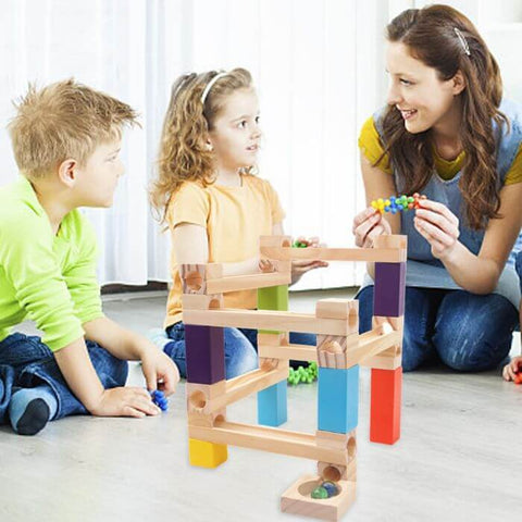 maman et les enfants qui jouent avec le circuit de bille en bois circuit billes circuit de billes