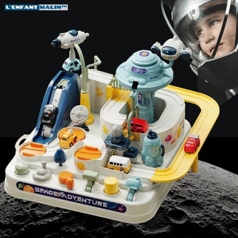 enfant qui rêve de l'espace avec son circuit voiture pour enfant thématique de l'espace jouet et circuit montessori l'enfant malin boutique