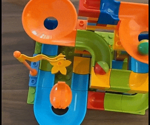 enfant souriant qui joue avec jeu de construction circuit lego bille boutique enfant malin jouets éducatifs pour enfant jeu éducatifs enfant à partir de 3 ans