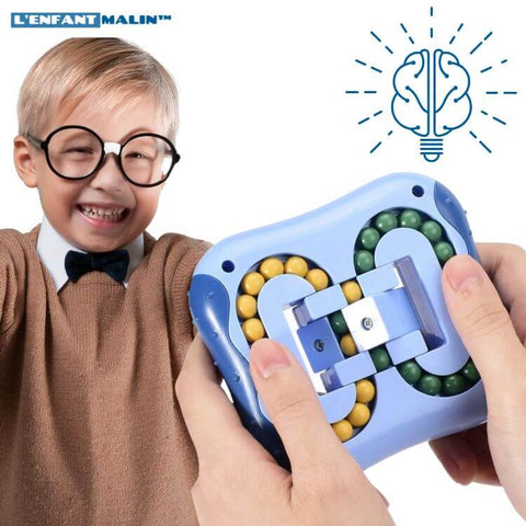enfant très heureux qui joue avec son Fidgets toys casse tête anti-stress de couleur bleu pour enfants et adultes