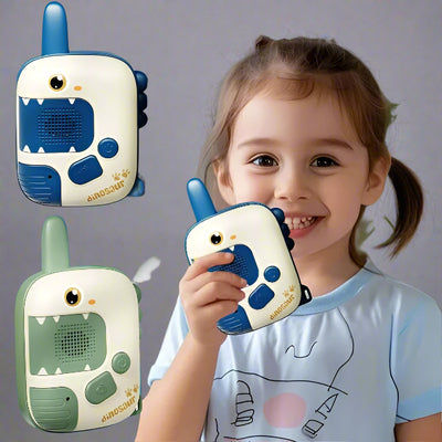 fillette souriante tenant un talkie walkie dans la main