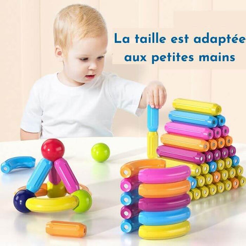 Enfant de 2 ans qui joue avec un jeu de construction magnétique, jeu éducatif pour enfant jeux aimantés