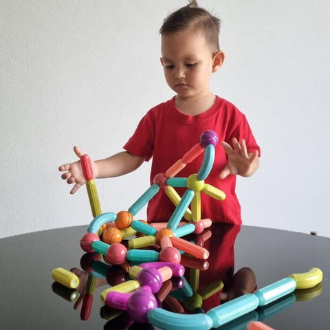 Enfant de 2 ans qui joue avec un jeu de construction magnétique, jeu éducatif pour enfant jeux aimantés