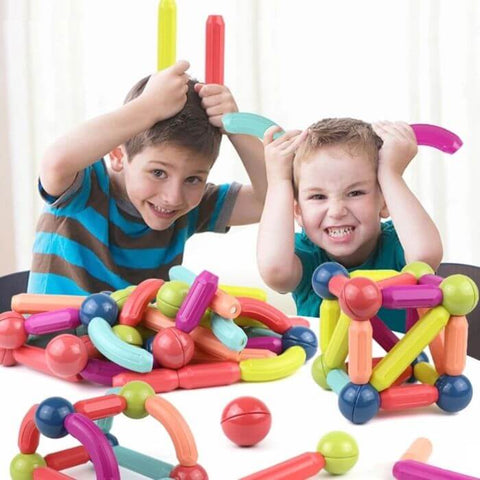 2 enfants qui joue avec un jeu de construction magnétique, jeu éducatif pour enfant jeux aimantés