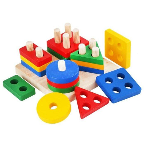 enfant heureux joue au jeu de construction en bois jouet de construction jeu de construction enfant jeu de construction en vois jeux de construction en bois jouet maison en bois jouets en bois jouet d'eveil en bois jouet educatif en bois jeux éducatifs boutique enfant malin