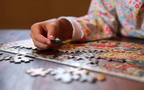  enfant qui joue au puzzle enfant puzzle adulte puzzle bois boutique jeu éducatifs enfant malin