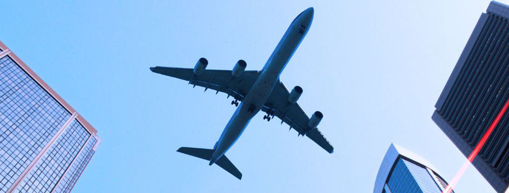 Fluglärm, den man wahrnimmt, wenn Flugzeuge ca. 2000 Meter in der Luft sind, erreicht 50-60 dB und wird auf Dauer als Lärm empfunden.