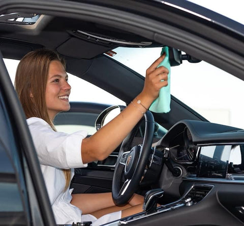 Autoscheiben reinigen – innen und außen einfach streifenfrei