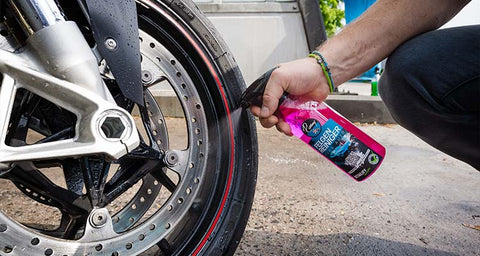 Motorrad Speichen reinigen - Effektiv zu vollem Glanz bringen
