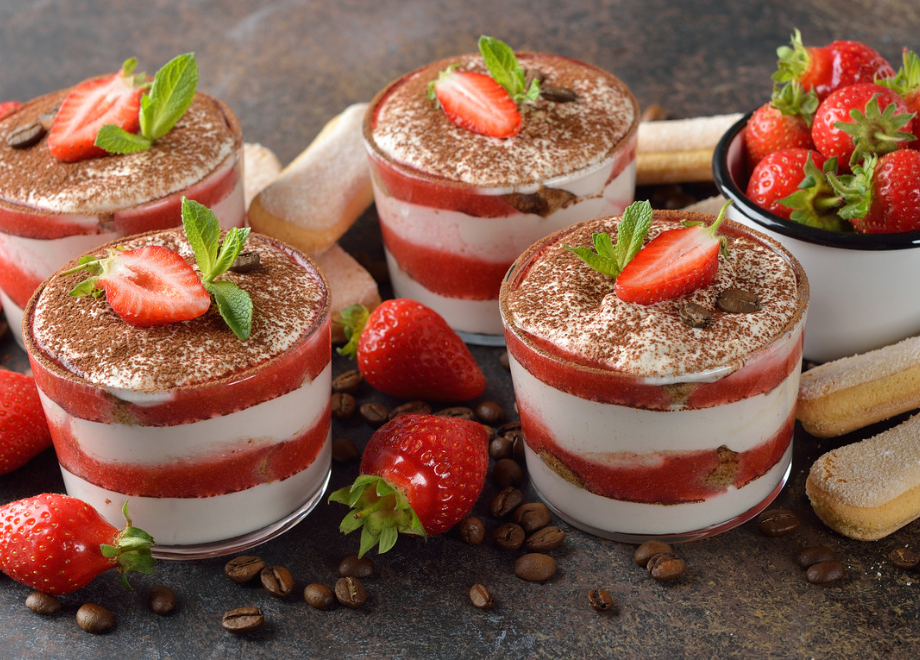 4 cups of strawberry mousse dessert