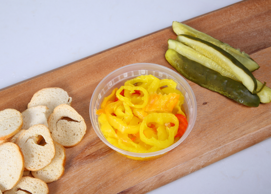 fresh cut sweet peppers in an 8 oz deli cup