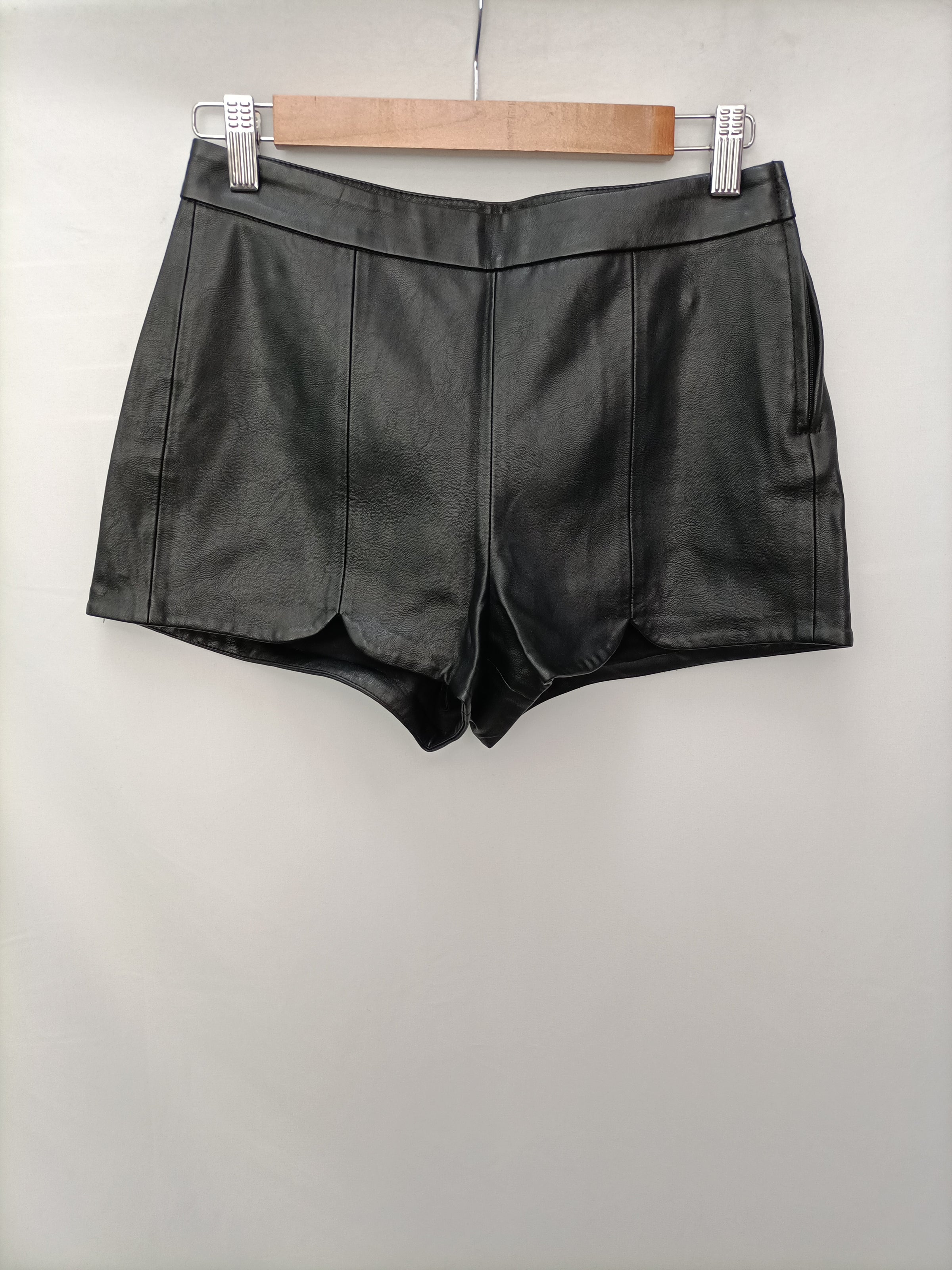 H&M. Shorts piel T.36 – market